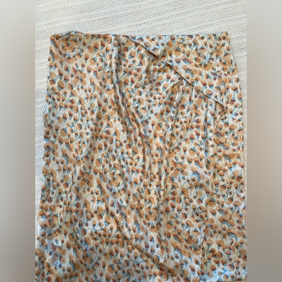 VINCE Flower Pattern Pencil Skirt in Tan and Blue - Picture 5 of 5